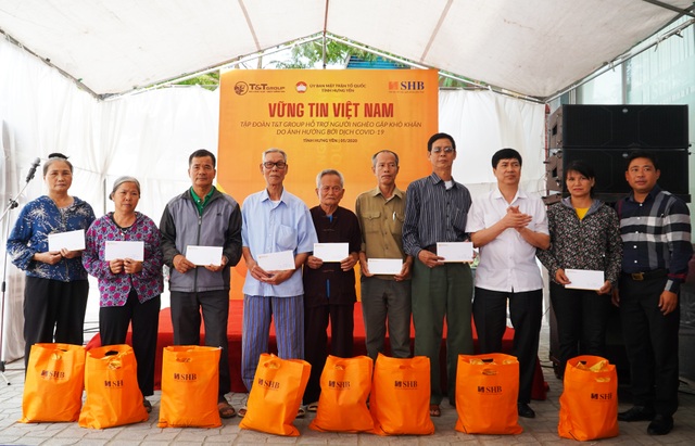 Cha liệt sĩ xúc động nhận quà từ chương trình “Vững tin Việt Nam” của TT Group - 1