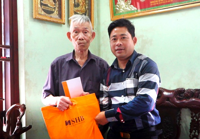 Cha liệt sĩ xúc động nhận quà từ chương trình “Vững tin Việt Nam” của TT Group - 2