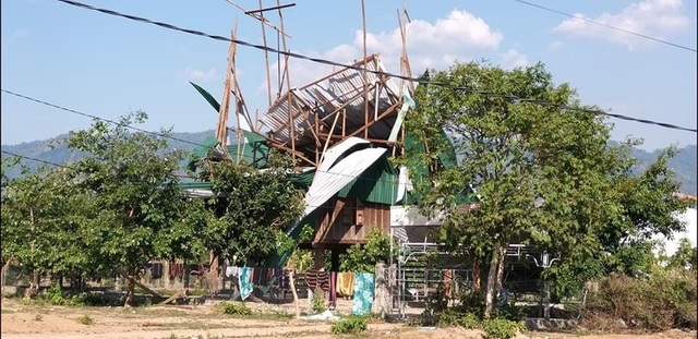 Hơn 100 nhà dân, trường học... bị tốc mái vì mưa giông - 1 Hơn 100 nhà dân, trường học... bị tốc mái vì mưa giông - 1