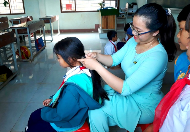 Thầy cô vùng cao “làm đẹp” cho học sinh sau đợt nghỉ dài vì dịch Covid-19 - 3 Thầy cô vùng cao “làm đẹp” cho học sinh sau đợt nghỉ dài vì dịch Covid-19 - 3