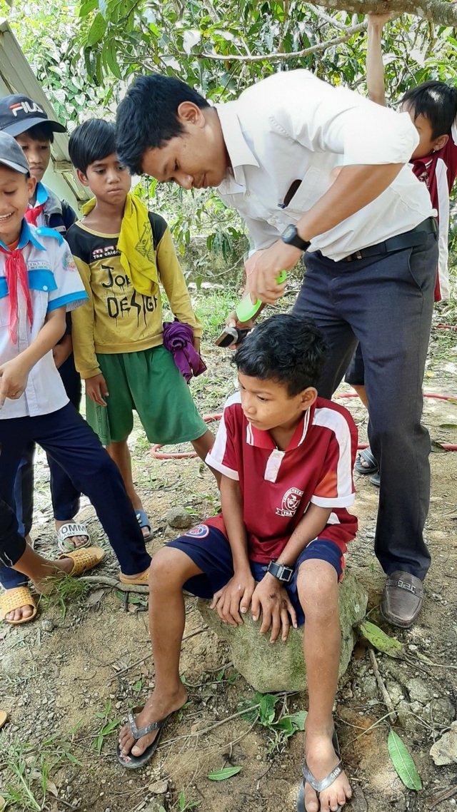 Thầy cô vùng cao “làm đẹp” cho học sinh sau đợt nghỉ dài vì dịch Covid-19 - 4 Thầy cô vùng cao “làm đẹp” cho học sinh sau đợt nghỉ dài vì dịch Covid-19 - 4