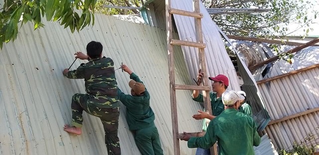 Hơn 100 nhà dân, trường học... bị tốc mái vì mưa giông - 7 Hơn 100 nhà dân, trường học... bị tốc mái vì mưa giông - 7