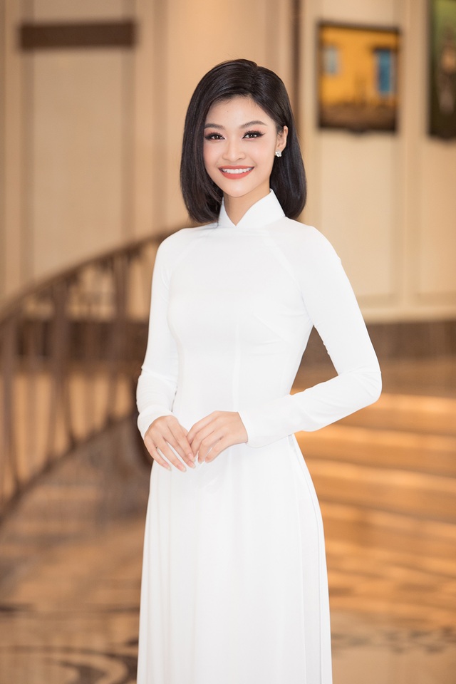 Hoa hậu Đỗ Mỹ Linh, Trần Tiểu Vy, Lương Thuỳ Linh đọ dáng với áo dài trắng - 7 Hoa hậu Đỗ Mỹ Linh, Trần Tiểu Vy, Lương Thuỳ Linh đọ dáng với áo dài trắng - 7