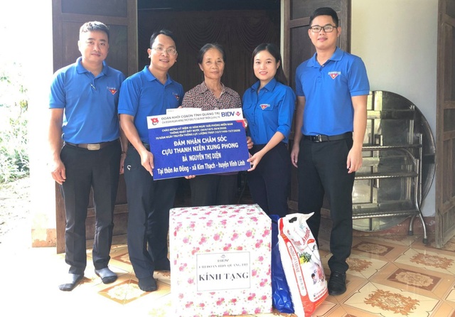Tuổi trẻ Quảng Trị chăm sóc cựu thanh niên xung phong hoàn cảnh khó khăn - 1 Tuổi trẻ Quảng Trị chăm sóc cựu thanh niên xung phong hoàn cảnh khó khăn - 1