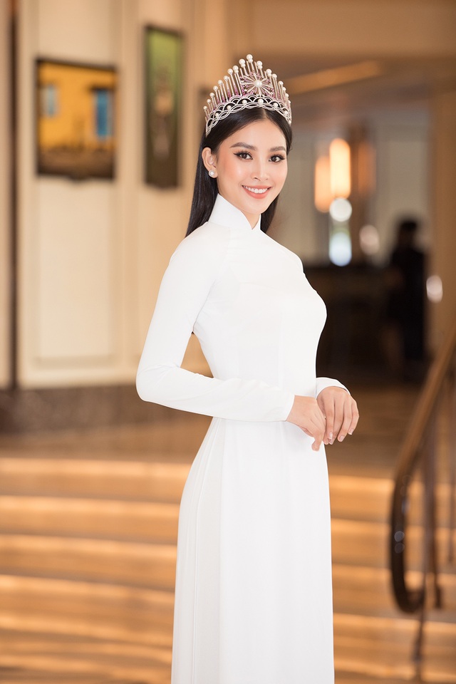 Hoa hậu Đỗ Mỹ Linh, Trần Tiểu Vy, Lương Thuỳ Linh đọ dáng với áo dài trắng - 3