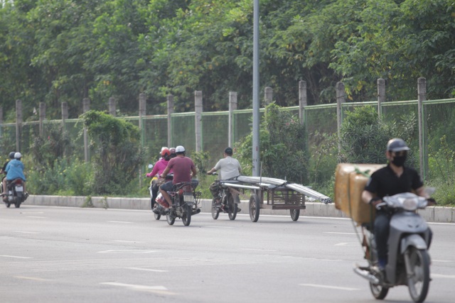 Đoàn hàng trăm người rồng rắn ngược chiều ở đường gom Đại lộ Thăng Long - 7 Đoàn hàng trăm người rồng rắn ngược chiều ở đường gom Đại lộ Thăng Long - 7