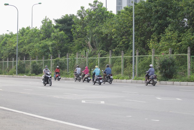 Đoàn hàng trăm người rồng rắn ngược chiều ở đường gom Đại lộ Thăng Long - 6 Đoàn hàng trăm người rồng rắn ngược chiều ở đường gom Đại lộ Thăng Long - 6