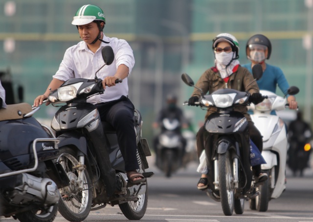 Đoàn hàng trăm người rồng rắn ngược chiều ở đường gom Đại lộ Thăng Long - 8 Đoàn hàng trăm người rồng rắn ngược chiều ở đường gom Đại lộ Thăng Long - 8