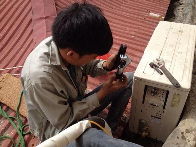 Những ‘mánh’ vặt tiền khách hàng của thợ sửa điều hòa người tiêu dùng cần biết để tránh - 1 Những ‘mánh’ vặt tiền khách hàng của thợ sửa điều hòa người tiêu dùng cần biết để tránh - 1