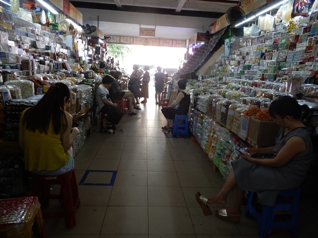 Chợ Hàn vẫn vắng bóng du khách, nhiều sạp hàng còn “cửa đóng then cài” - 6 Chợ Hàn vẫn vắng bóng du khách, nhiều sạp hàng còn “cửa đóng then cài” - 6