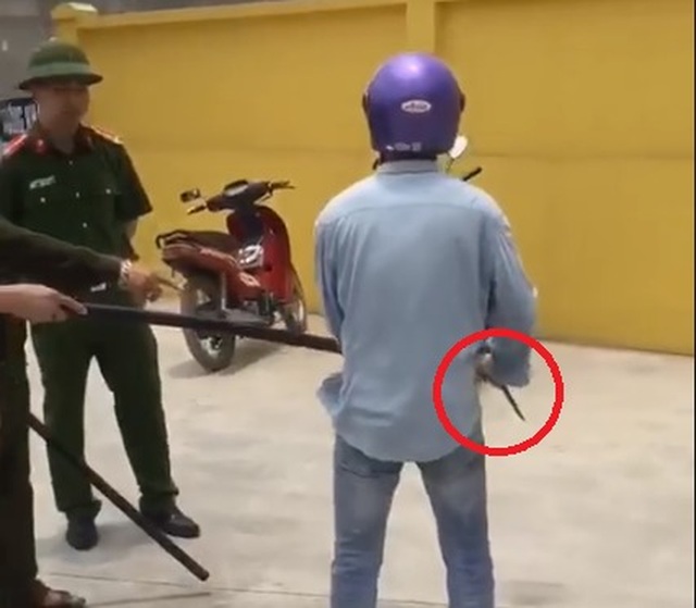 Mua xăng không trả tiền, người đàn ông còn dùng dao đe dọa người bán - 1 Mua xăng không trả tiền, người đàn ông còn dùng dao đe dọa người bán - 1