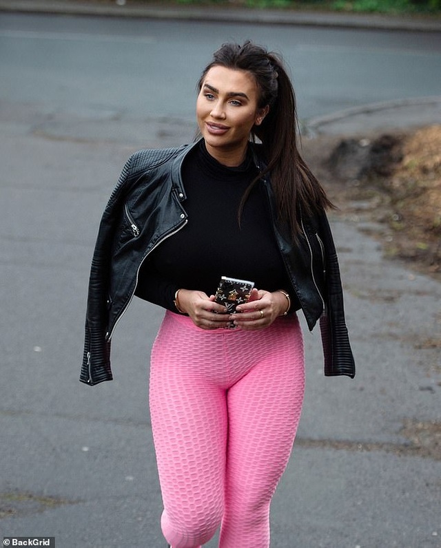 Lauren Goodger bực dọc vì tin đồn nghiện phẫu thuật thẩm mỹ - 3 Lauren Goodger bực dọc vì tin đồn nghiện phẫu thuật thẩm mỹ - 3