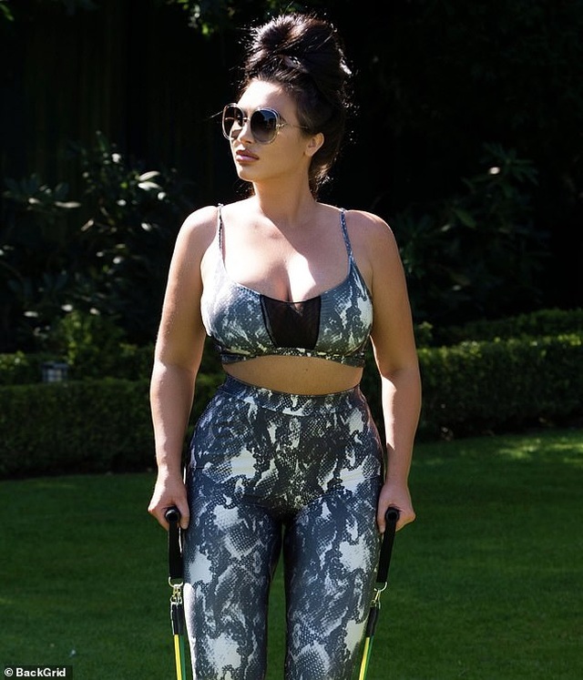 Lauren Goodger bực dọc vì tin đồn nghiện phẫu thuật thẩm mỹ - 8 Lauren Goodger bực dọc vì tin đồn nghiện phẫu thuật thẩm mỹ - 8