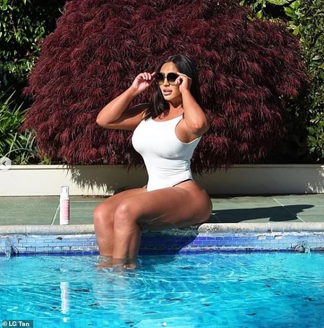 Lauren Goodger bực dọc vì tin đồn nghiện phẫu thuật thẩm mỹ - 9 Lauren Goodger bực dọc vì tin đồn nghiện phẫu thuật thẩm mỹ - 9