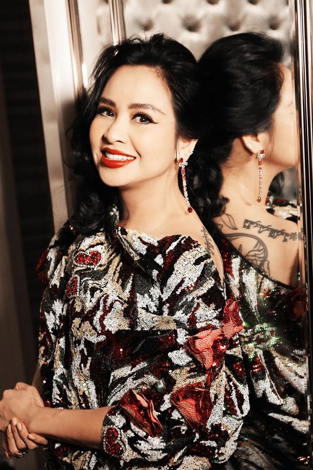 Diva Thanh Lam công khai ảnh tình tứ bên người đàn ông lạ mặt - 2 Diva Thanh Lam công khai ảnh tình tứ bên người đàn ông lạ mặt - 2