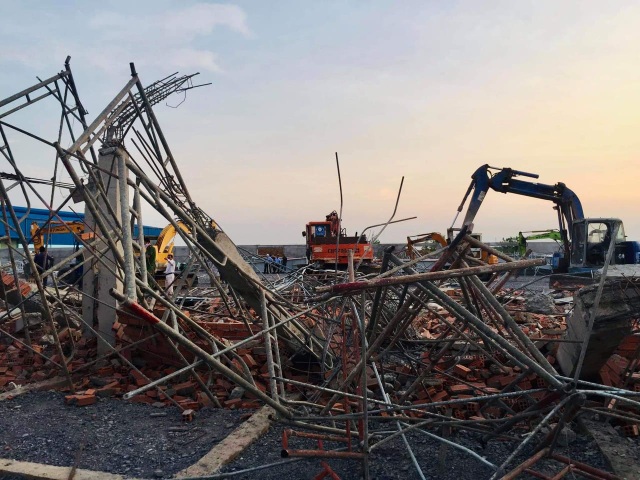 Sập tường công trình đang xây dựng, 10 người tử vong - 4 Sập tường công trình đang xây dựng, 10 người tử vong - 4