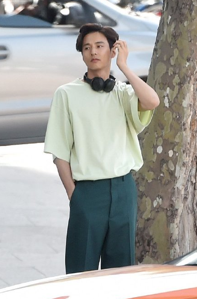 Bị chụp trộm, Won Bin vẫn khẳng định nhan sắc “mỹ nam” - 8 Bị chụp trộm, Won Bin vẫn khẳng định nhan sắc “mỹ nam” - 8