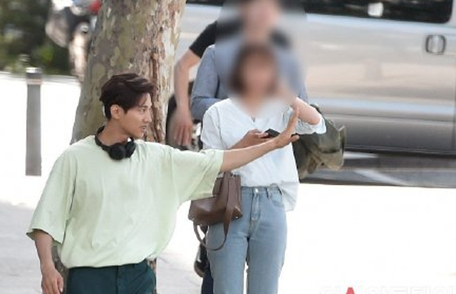 Bị chụp trộm, Won Bin vẫn khẳng định nhan sắc “mỹ nam” - 4 Bị chụp trộm, Won Bin vẫn khẳng định nhan sắc “mỹ nam” - 4