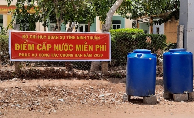 Bộ đội chở nước vào rừng giúp dân chống hạn - 1 Bộ đội chở nước vào rừng giúp dân chống hạn - 1