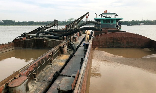 Hà Nội: Tạm giữ 8 tàu hút cát trái phép trên sông Hồng - 1 Hà Nội: Tạm giữ 8 tàu hút cát trái phép trên sông Hồng - 1