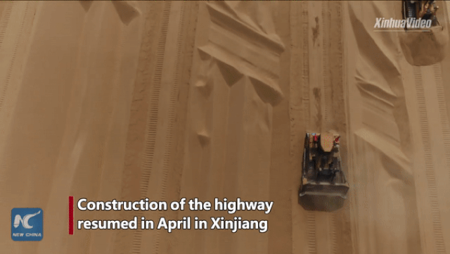 Trung Quốc san phẳng cồn cát cao 70 m với 1,2 triệu m3 cát để làm đường - 1