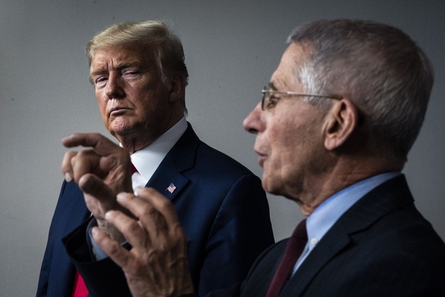 Cuộc đối đầu nảy lửa giữa ông Trump và "bác sĩ quốc dân"