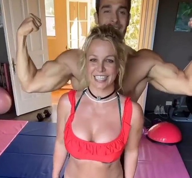 Britney thư thái tắm nắng tại bể bơi - 3 Britney thư thái tắm nắng tại bể bơi - 3