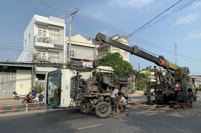 The truck is working, suddenly broken in two, lying on the national highway - 3