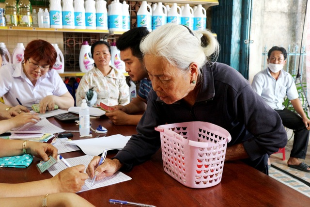Nguoi dan Quang Nam vui mung nhan goi an sinh 62.000 tỉ Nguoi dan Quang Nam vui mung nhan goi an sinh 62.000 tỉ