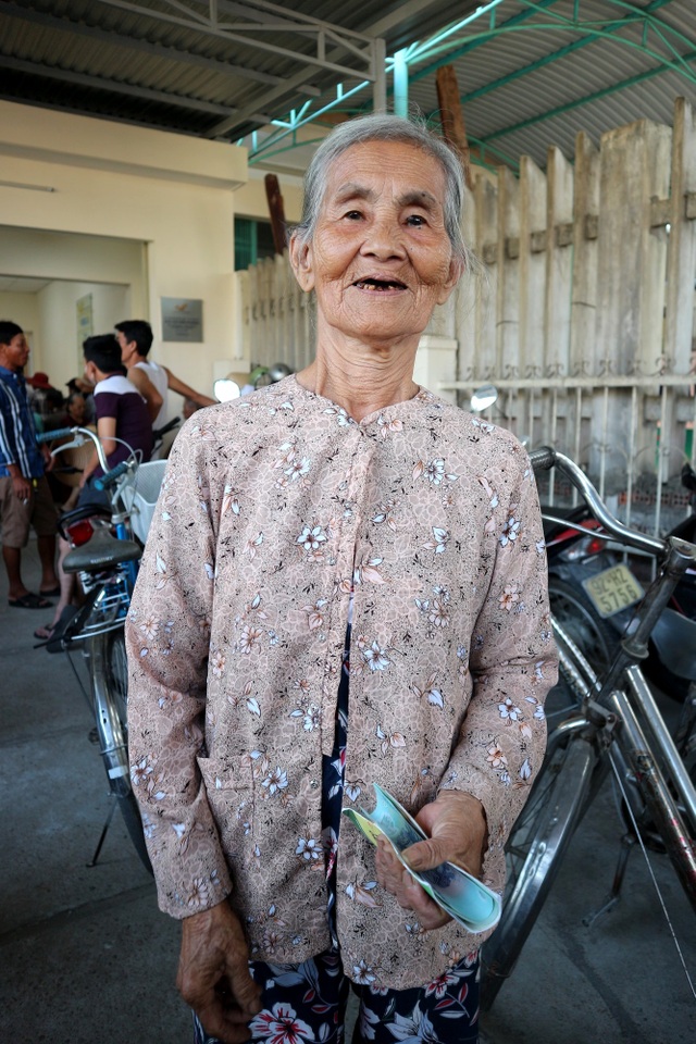 Nguoi dan Quang Nam vui mung nhan goi an sinh 62.000 tỉ Nguoi dan Quang Nam vui mung nhan goi an sinh 62.000 tỉ
