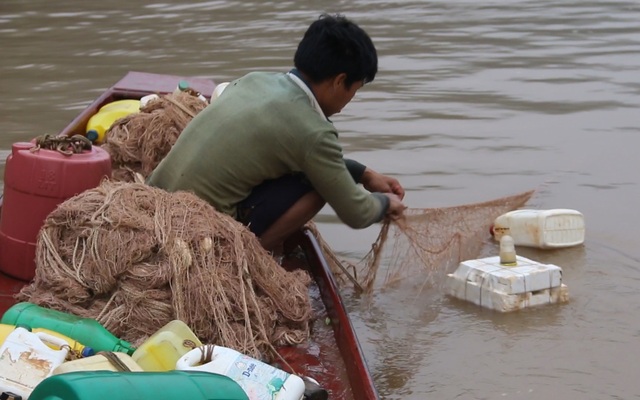 Theo chân ngư phủ săn “thủy quái” sông Đà - 3