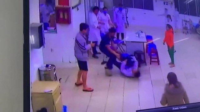 Hai cha con vây đánh điều dưỡng, bảo vệ bệnh viện - 1 Hai cha con vây đánh điều dưỡng, bảo vệ bệnh viện - 1