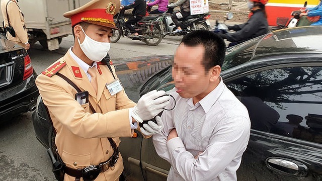 Hơn 300 tài xế “ma men” bị xử phạt trong ngày đầu tổng kiểm soát - 1 Hơn 300 tài xế “ma men” bị xử phạt trong ngày đầu tổng kiểm soát - 1