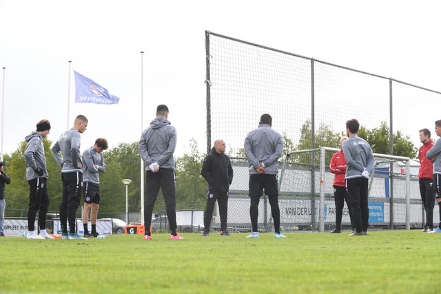 Đáp trả những chỉ trích, Văn Hậu rạng rỡ trên sân tập cùng SC Heerenveen - 2 Đáp trả những chỉ trích, Văn Hậu rạng rỡ trên sân tập cùng SC Heerenveen - 2