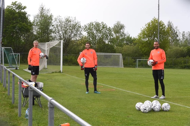 Đáp trả những chỉ trích, Văn Hậu rạng rỡ trên sân tập cùng SC Heerenveen - 6 Đáp trả những chỉ trích, Văn Hậu rạng rỡ trên sân tập cùng SC Heerenveen - 6