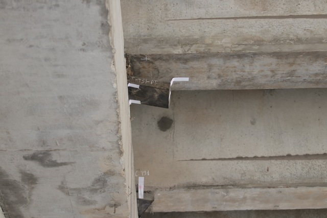 Cận cảnh những gối cầu bị xô lệch được niêm phong trên đường vành đai 3 - 8 Cận cảnh những gối cầu bị xô lệch được niêm phong trên đường vành đai 3 - 8