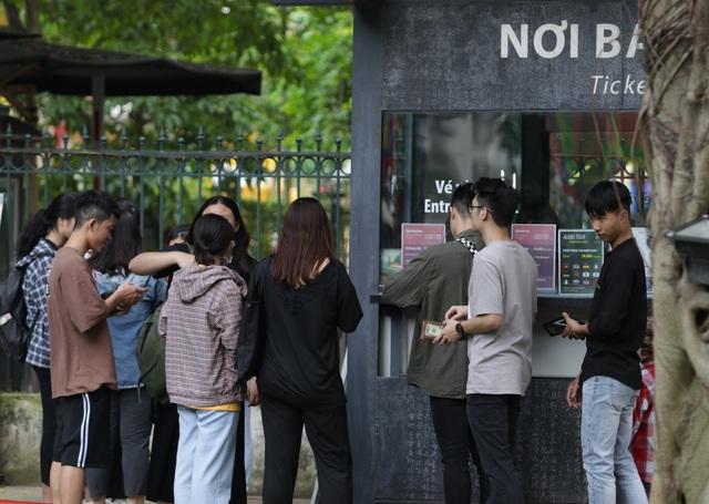 Hà Nội: Thắng cảnh, di tích thưa vắng khách trong ngày mở cửa trở lại - 2 Hà Nội: Thắng cảnh, di tích thưa vắng khách trong ngày mở cửa trở lại - 2