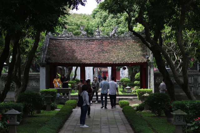 Hà Nội: Thắng cảnh, di tích thưa vắng khách trong ngày mở cửa trở lại - 5 Hà Nội: Thắng cảnh, di tích thưa vắng khách trong ngày mở cửa trở lại - 5