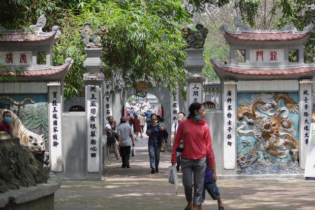 Hà Nội: Thắng cảnh, di tích thưa vắng khách trong ngày mở cửa trở lại - 9 Hà Nội: Thắng cảnh, di tích thưa vắng khách trong ngày mở cửa trở lại - 9