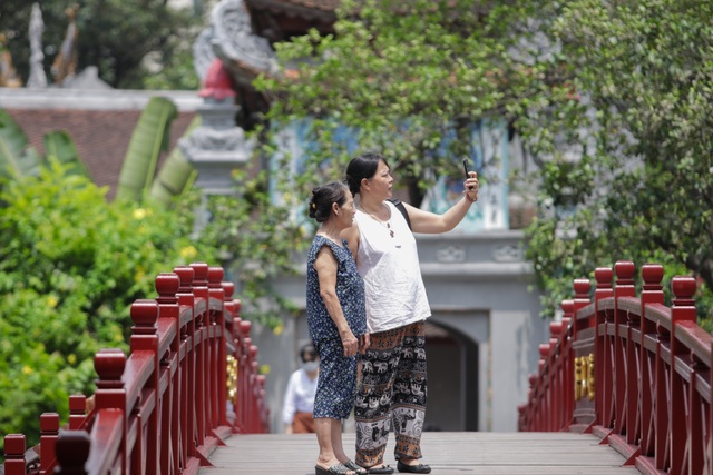 Hà Nội: Thắng cảnh, di tích thưa vắng khách trong ngày mở cửa trở lại - 12 Hà Nội: Thắng cảnh, di tích thưa vắng khách trong ngày mở cửa trở lại - 12