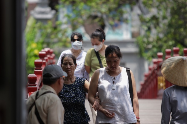 Hà Nội: Thắng cảnh, di tích thưa vắng khách trong ngày mở cửa trở lại - 10 Hà Nội: Thắng cảnh, di tích thưa vắng khách trong ngày mở cửa trở lại - 10