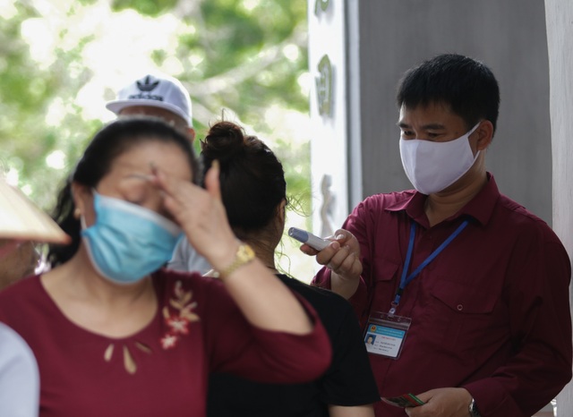Hà Nội: Thắng cảnh, di tích thưa vắng khách trong ngày mở cửa trở lại - 13 Hà Nội: Thắng cảnh, di tích thưa vắng khách trong ngày mở cửa trở lại - 13