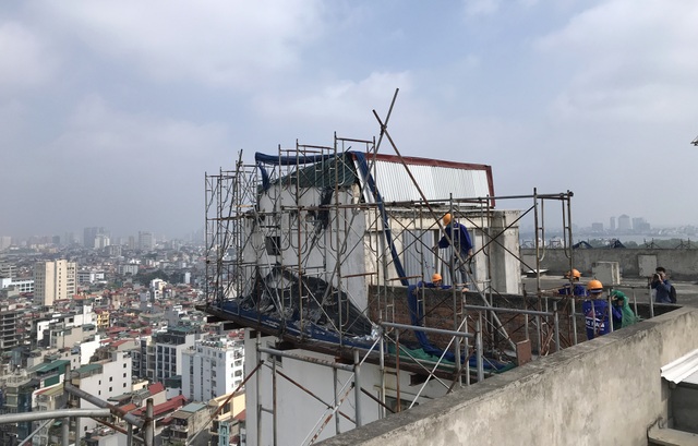 Hình ảnh phá dỡ trên tầng 18 tòa nhà 8B Lê Trực - 3 Hình ảnh phá dỡ trên tầng 18 tòa nhà 8B Lê Trực - 3