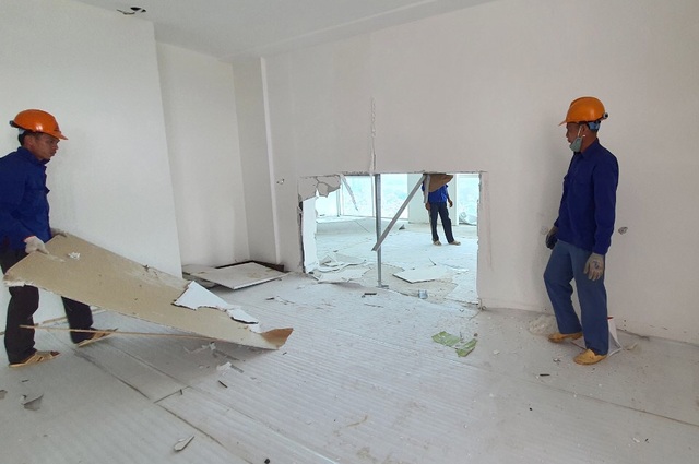 Hình ảnh phá dỡ trên tầng 18 tòa nhà 8B Lê Trực - 6 Hình ảnh phá dỡ trên tầng 18 tòa nhà 8B Lê Trực - 6