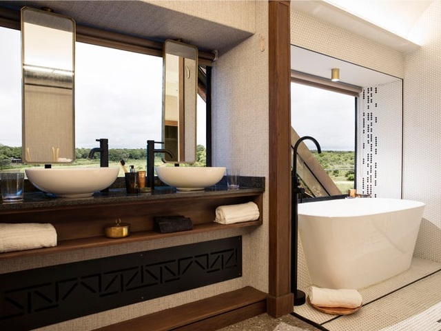Kỳ lạ: Khách sạn nằm chênh vênh trên đường ray của cầu sắt - 5 Kỳ lạ: Khách sạn nằm chênh vênh trên đường ray của cầu sắt - 5