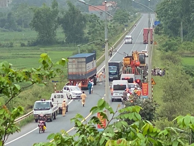 Xe container lấn làn gây tai nạn liên hoàn, học sinh lớp 12 tử vong - 2 Xe container lấn làn gây tai nạn liên hoàn, học sinh lớp 12 tử vong - 2