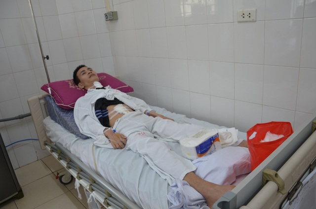 Người vợ nghẹn ngào khẩn cầu bạn đọc cứu chồng sau vụ ngã giàn giáo - 1 Người vợ nghẹn ngào khẩn cầu bạn đọc cứu chồng sau vụ ngã giàn giáo - 1