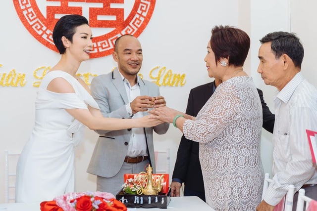 4 tháng sau đám cưới bí mật, Xuân Lan mới tiết lộ ảnh đám hỏi - 3 4 tháng sau đám cưới bí mật, Xuân Lan mới tiết lộ ảnh đám hỏi - 3