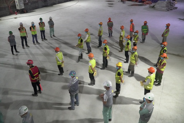 Công nhân xuyên đêm đổ bê tông ga ngầm đường sắt đầu tiên ở Hà Nội - 6 Công nhân xuyên đêm đổ bê tông ga ngầm đường sắt đầu tiên ở Hà Nội - 6