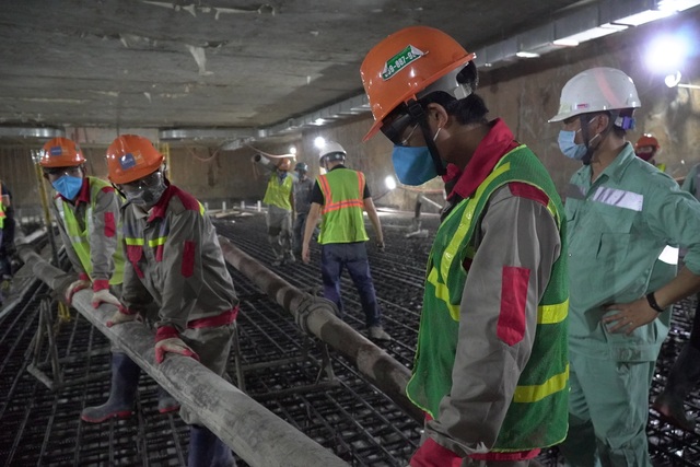 Công nhân xuyên đêm đổ bê tông ga ngầm đường sắt đầu tiên ở Hà Nội - 8 Công nhân xuyên đêm đổ bê tông ga ngầm đường sắt đầu tiên ở Hà Nội - 8